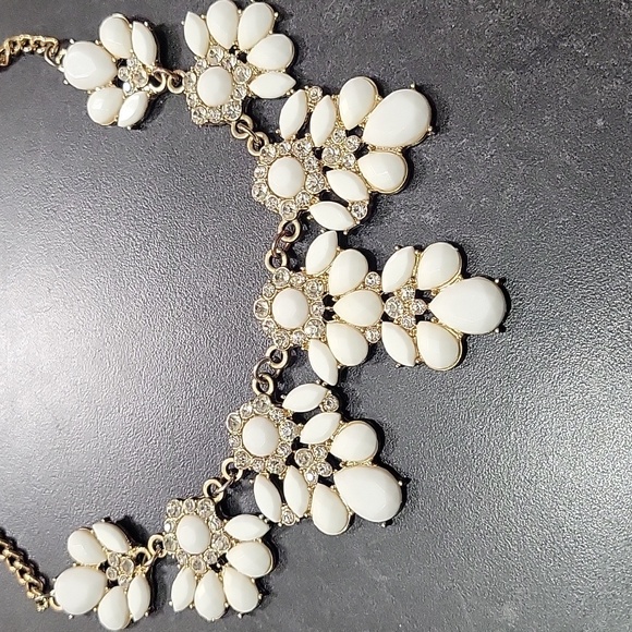 Cream Floral Necklace| Costume - Picture 2 of 3